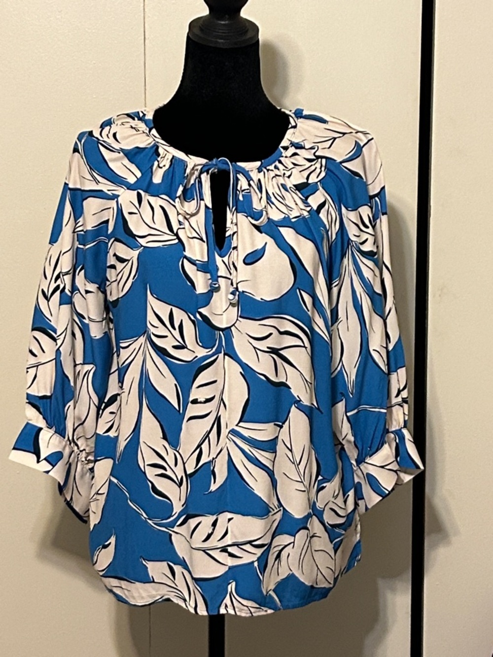 Karen Kane Blue & White Leaf Print Tie-Neck Blouse